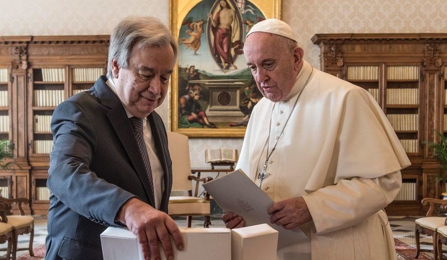 古特雷斯2019年在罗马梵蒂冈拜谒教皇方济各(右)。（图：联合国）