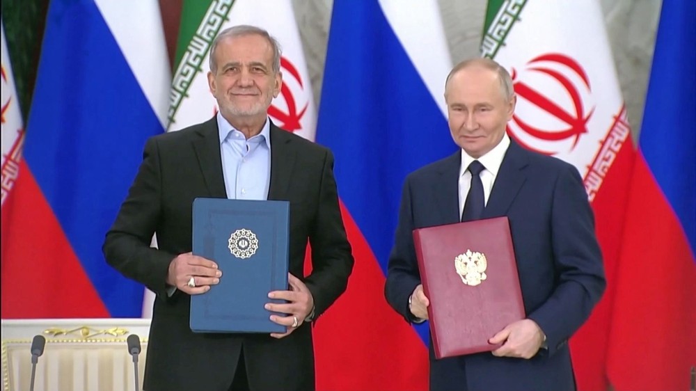 图为 1月17日，普京与伊朗总统佩泽希齐扬在莫斯科签署全面战略伙伴关系条约。（图：视频截图）