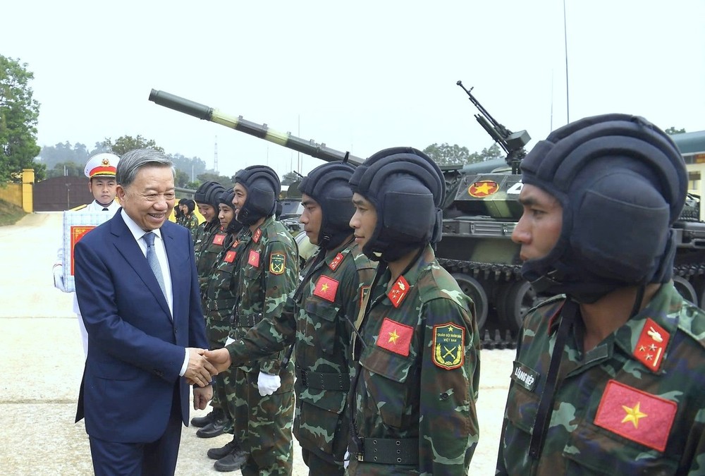 党中央总书记、中央军委书记苏林与坦克装甲部队互相握手问候。