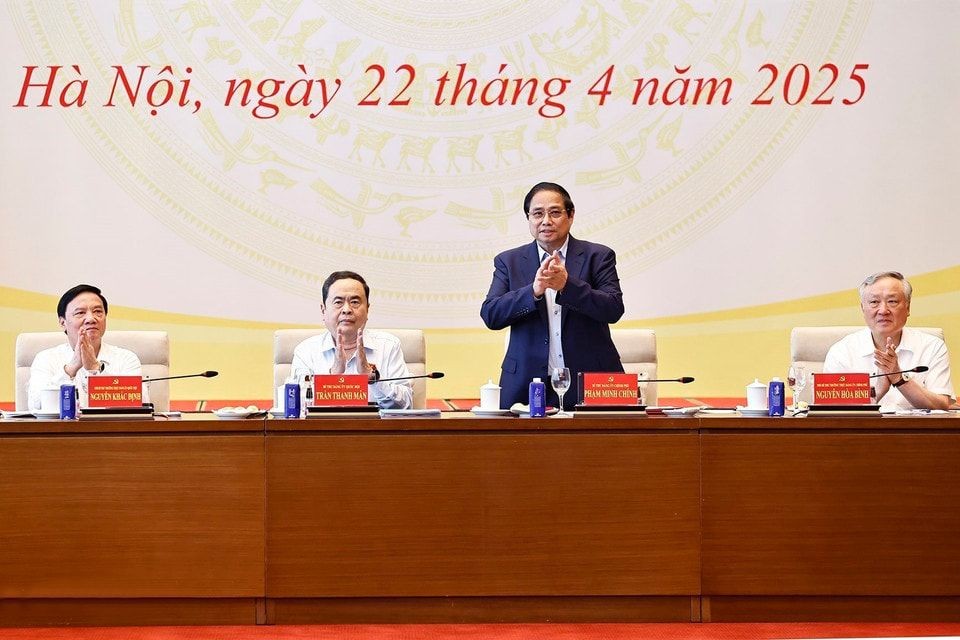 政府总理范明政与国会主席陈青敏主持会议。