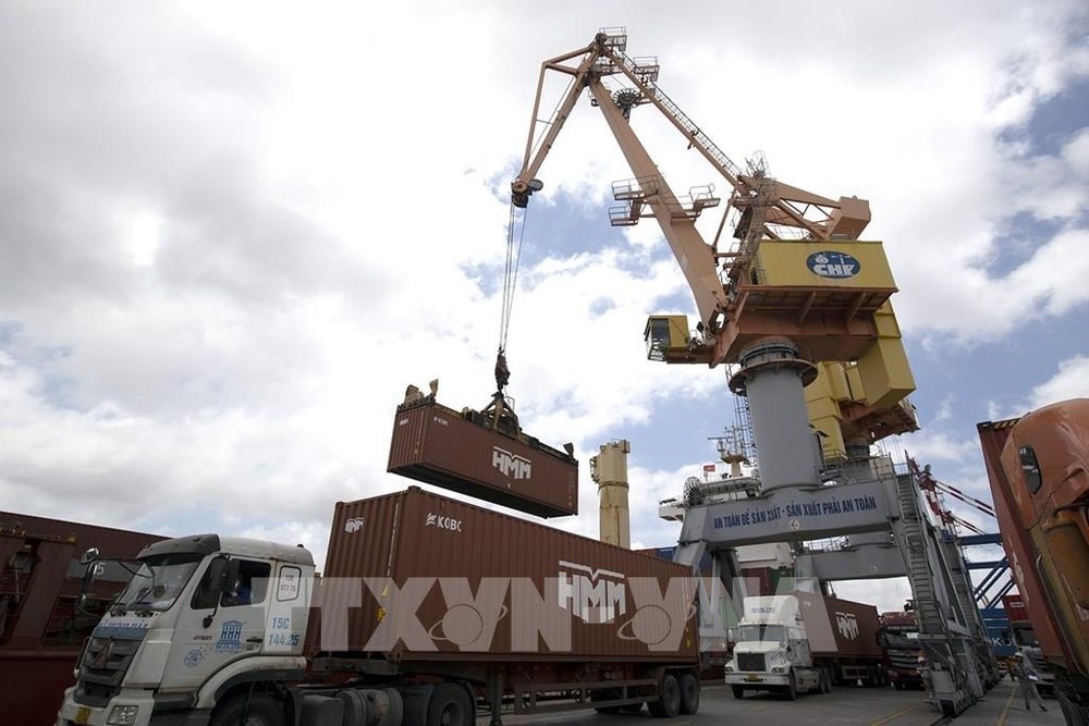 货物正在海防的新武港装卸。
