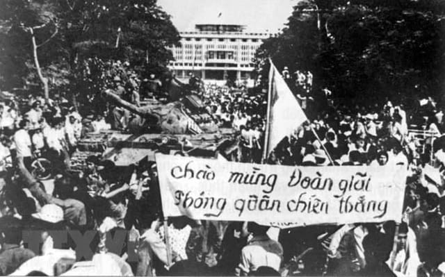 1975年4 月30日，西贡人民群众夹道欢迎解放军。（图：越通社）