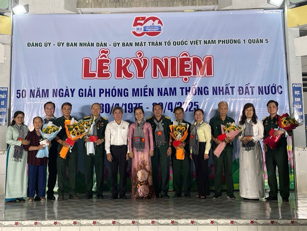 郡坊领导表彰为越南退伍军人会的建设和发展事业作出贡献的退伍军人。