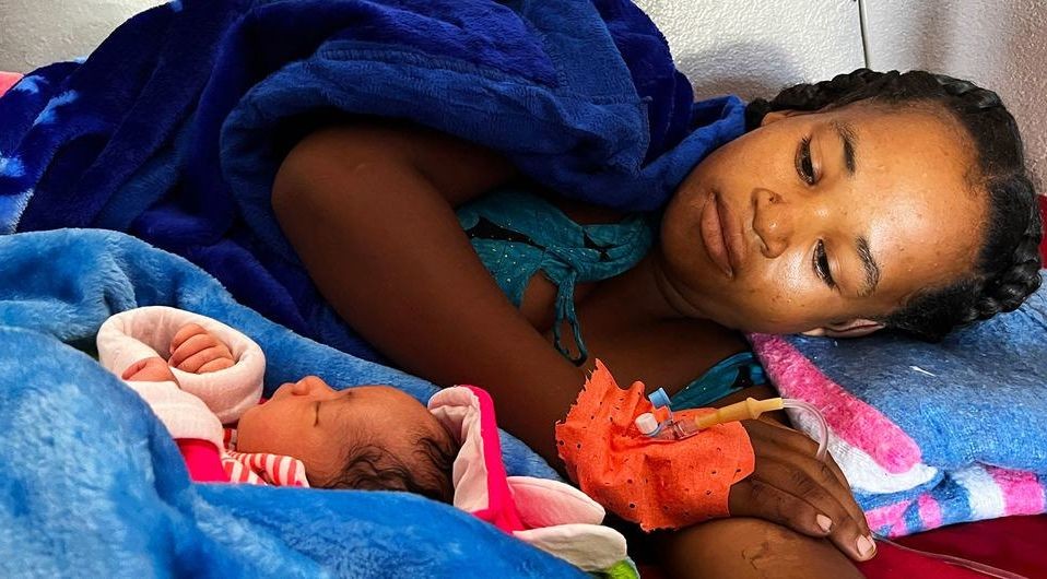 马达加斯加南部一家医院里，一位年轻的母亲抱着新生儿休息。（图：联合国）