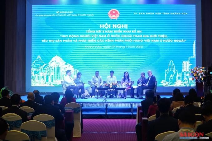 演说者在会议上进行讨论。（图：孝江）