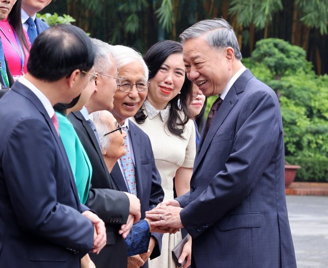 党中央总书记、国家主席苏林与出席第四届全球海外越南人会议暨海外越南知识分子和专家论坛的越侨代表亲切交谈。（图：越通社）