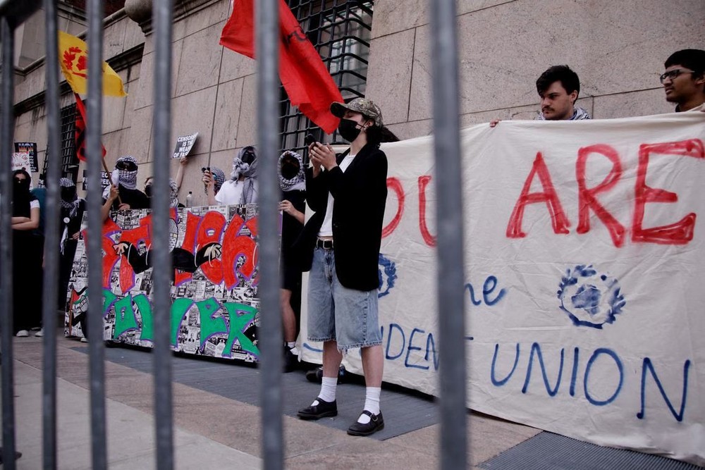 4月25日，要求大学实现“自由、团结和问责”的示威者，从纽约市立大学游行至哥伦比亚大学，抗议特朗普政府的政策。（图：AFP）