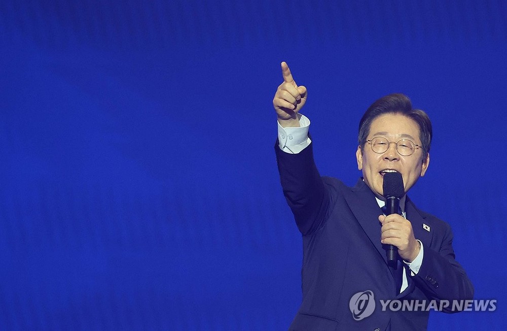 4月27日，在京畿道高阳市的韩国国际展览中心，李在明当选共同民主党第21届总统选举党内候选人。图为李在明发表感言。（图：韩联社）