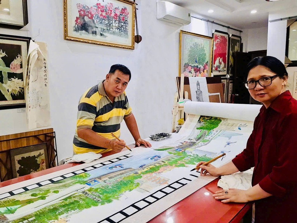 郑钊城与姚金鸾夫妇展示作品。