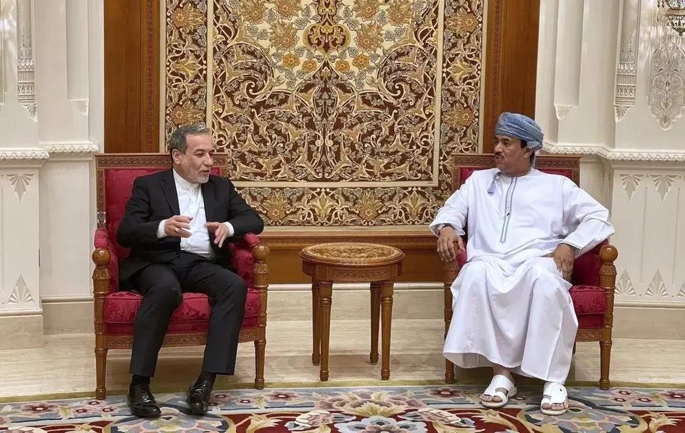 伊朗外长阿拉格齐（左）表示，与美国双方仍存在分歧。（图：AP）