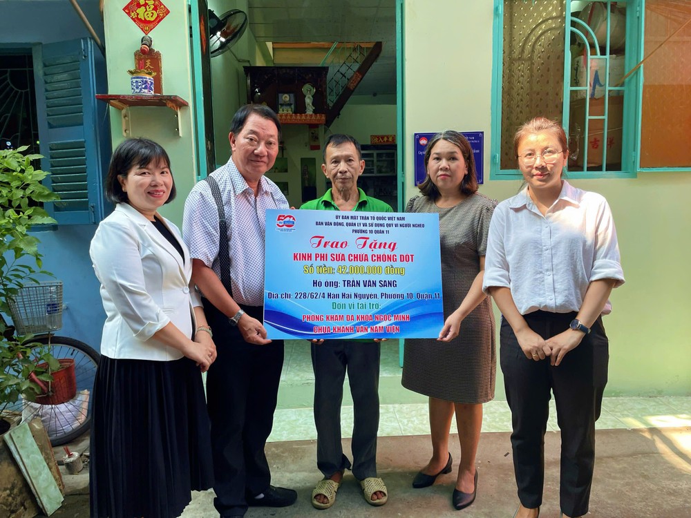 向贫困户移交修缮“温情屋”工程。