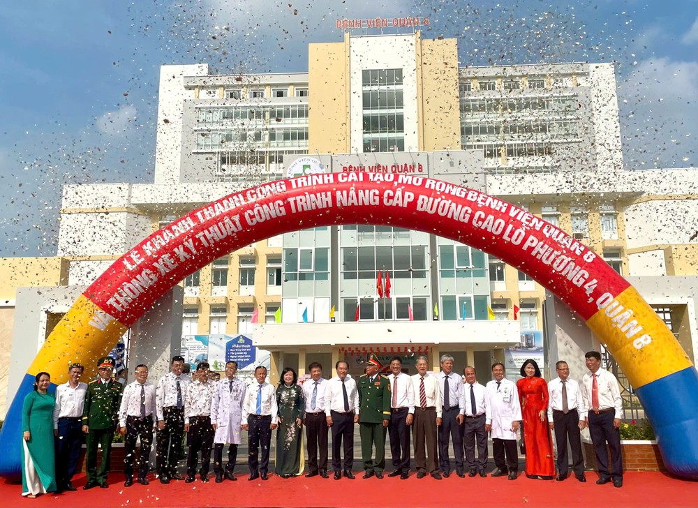 诸位领导参加扩建第八郡医院工程竣工以及第四坊高鲁街升级改造工程技术开放剪䌽仪式。