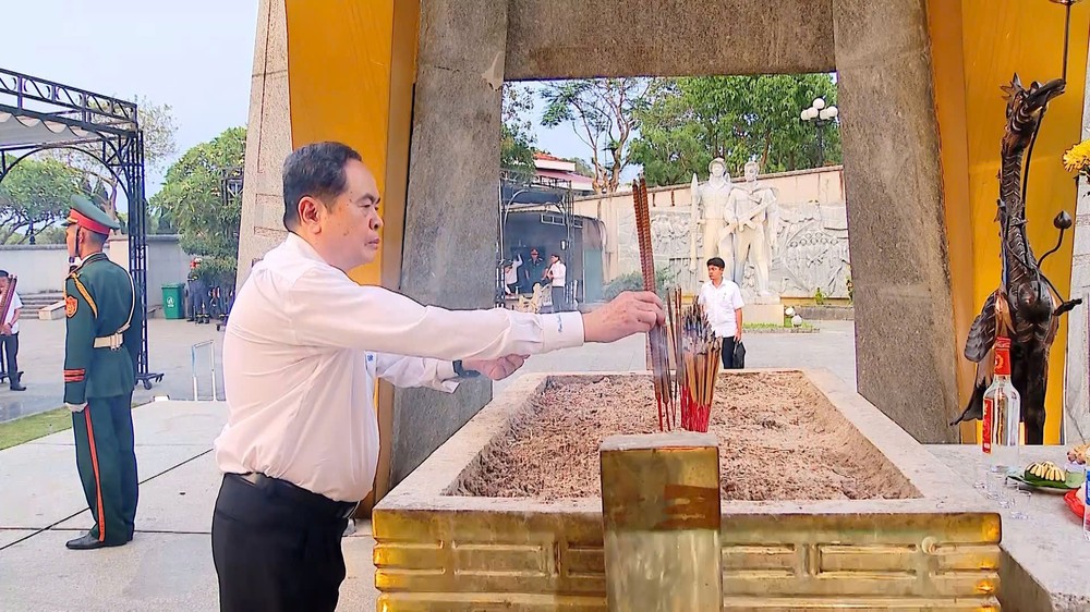 国会主席缅怀广治省英雄烈士