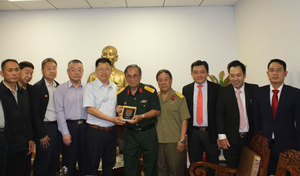 中国代表团与市越中友协双方互赠纪念品。