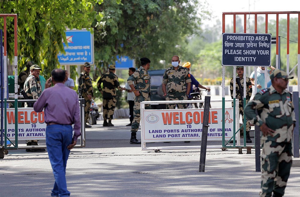 印度边境安全部队安全官员在印巴边界的综合检查站主要入口处保持警戒。（图：互联网）