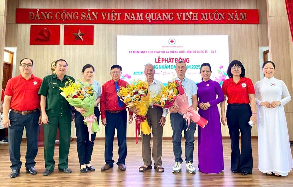 第五郡红十字会向华人会馆及热心人士致赠鲜花表达诚挚谢意。