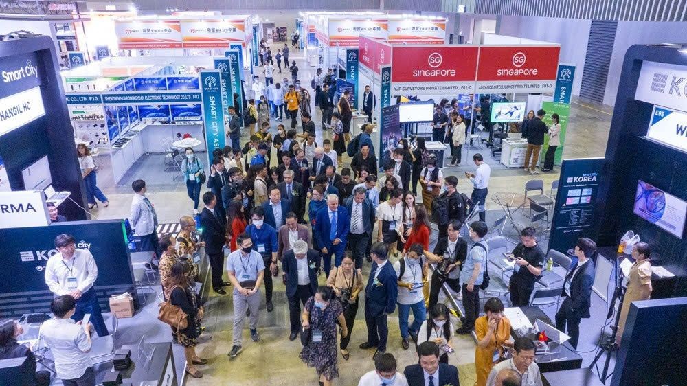 众多国内外人士参观上一届的亚洲智慧城市国际论坛和展览。