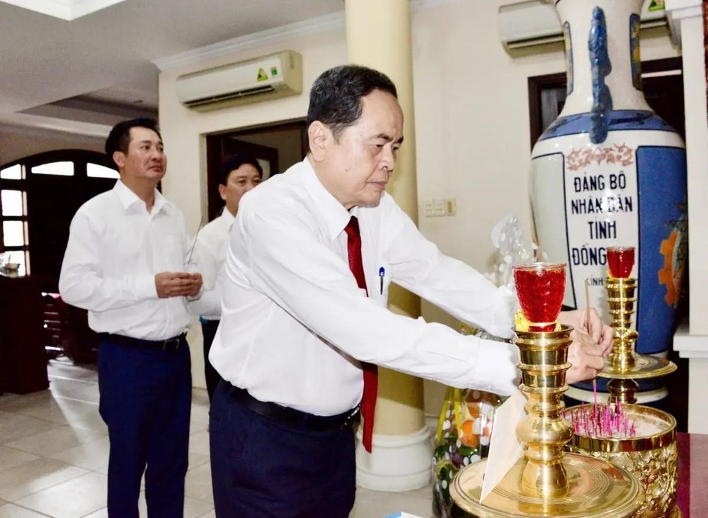 国会主席陈青敏上香缅怀、铭恩已故国会主席阮友寿。