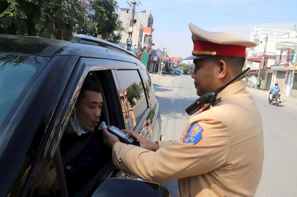  交警正在给一名司机进行呼气式酒精测试。（图：HN）