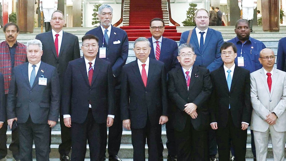 党中央总书记苏林同各国代表团团长合影。（图：越通社）