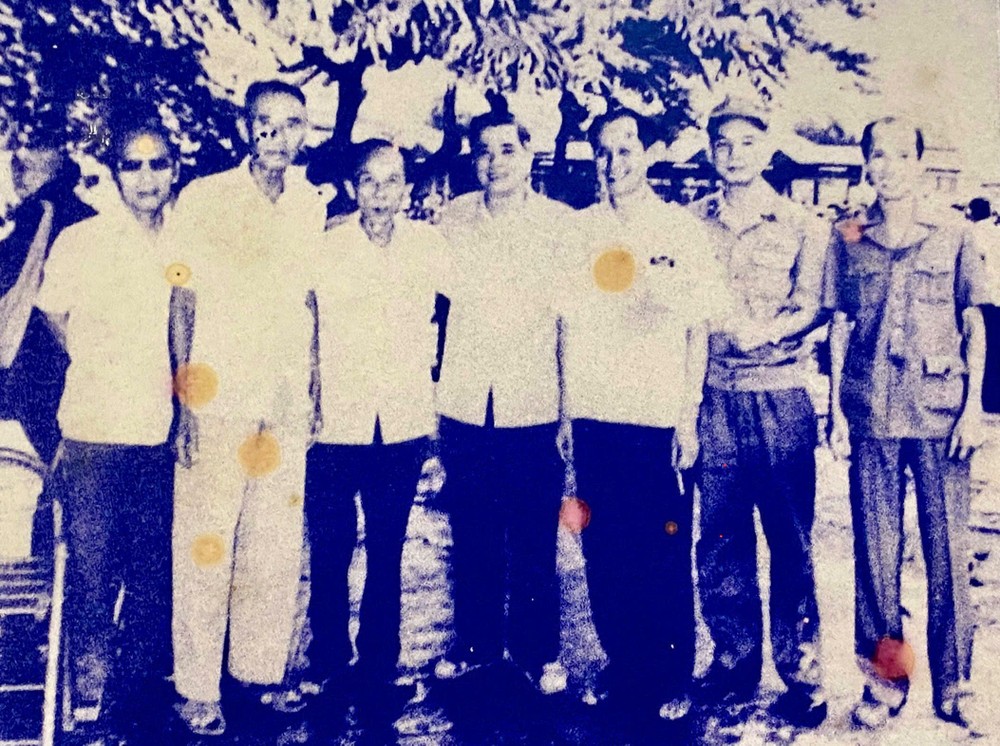 已故总书记阮文灵（中）探望华人干部。