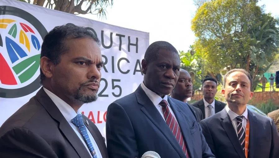 南非副总统马沙蒂莱（左二）当地时间周二，在比勒陀利亚参加20国集团（G20）智库论坛非洲高级别对话时接受媒体采访。（图：中新社）