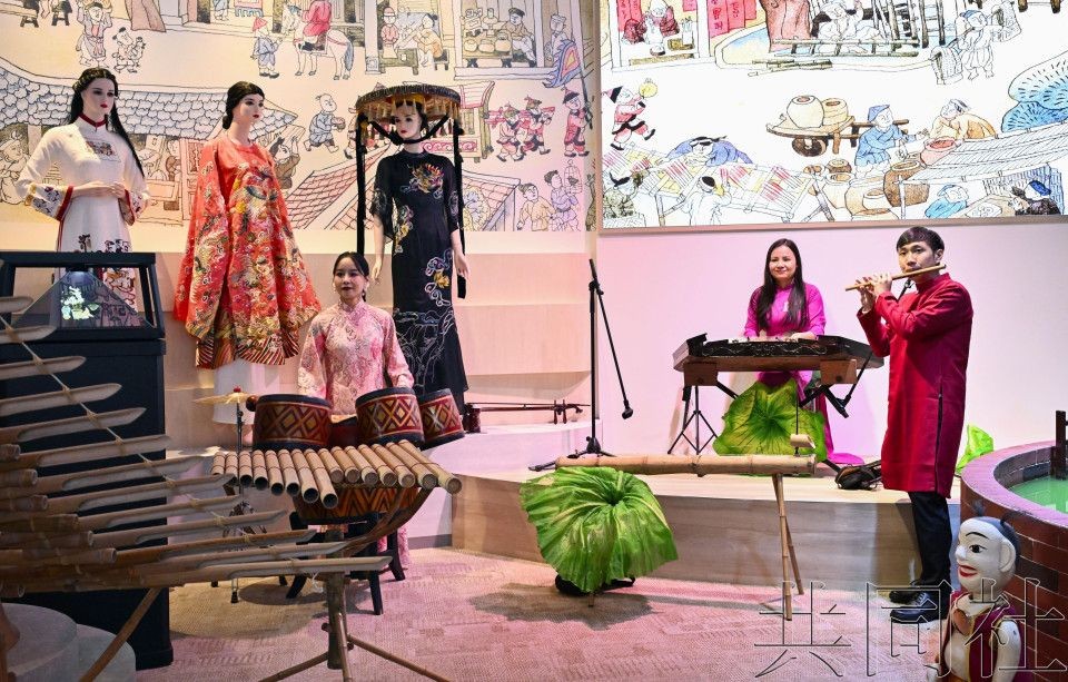 越南馆的传统乐器演奏。（图：共同社）