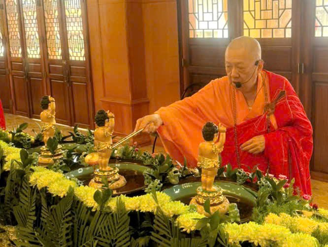 普觉山草堂禅寺住持释了明法师主持浴佛法会。