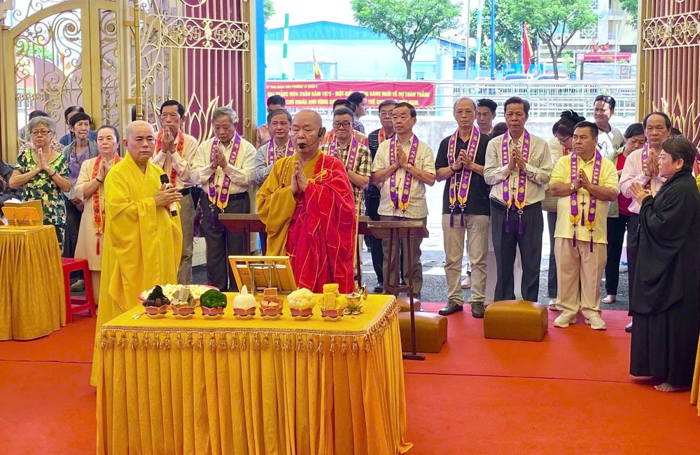 龙华寺住持释慧功和尚与护法理事会共同供佛。