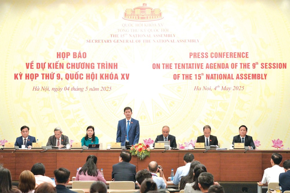 国会秘书长黎光松（站）主持会议。