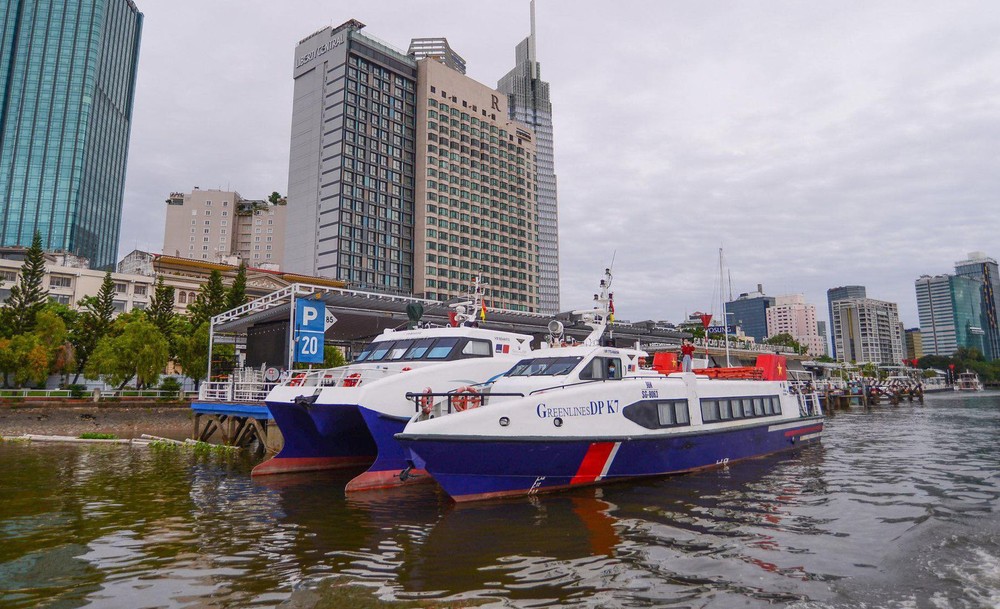 停泊在白腾码头的GreenlinesDP高速船。（图：光定）