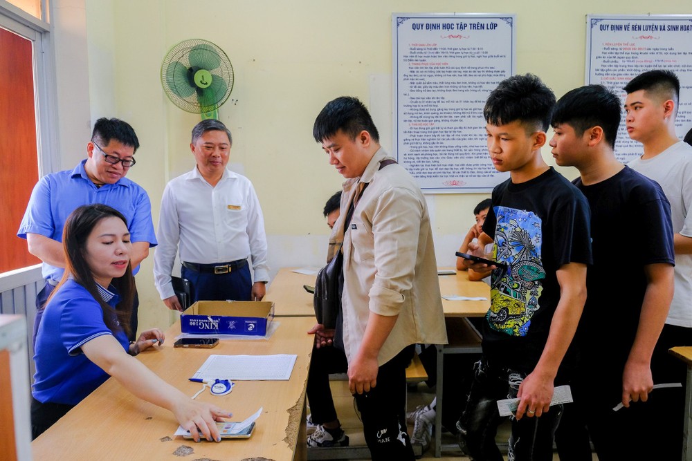 韩国人力资源开发机关主管在考试前进行查核、识别考生并通知考试流程。（图：何军）