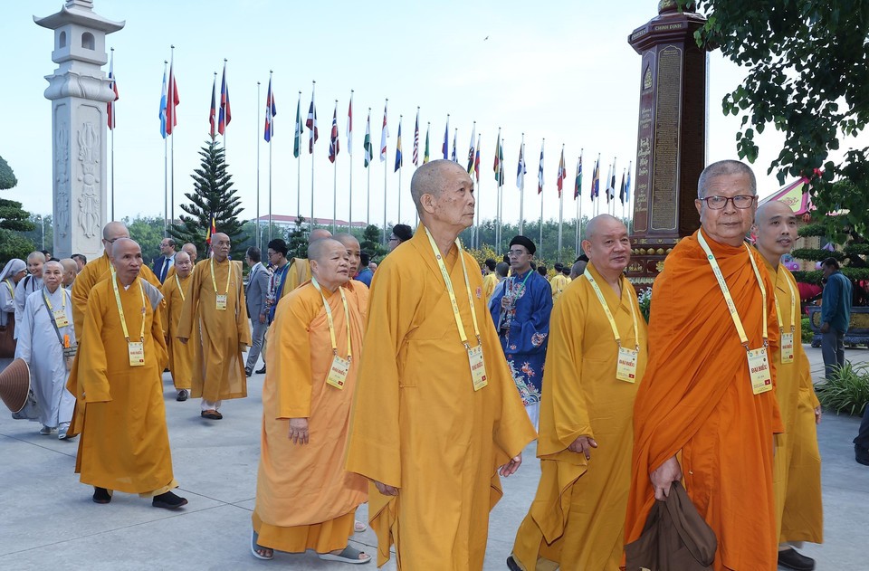 来自各国的僧侣和佛教代表出席2025年联合国卫塞节开幕式。（图：越通社）