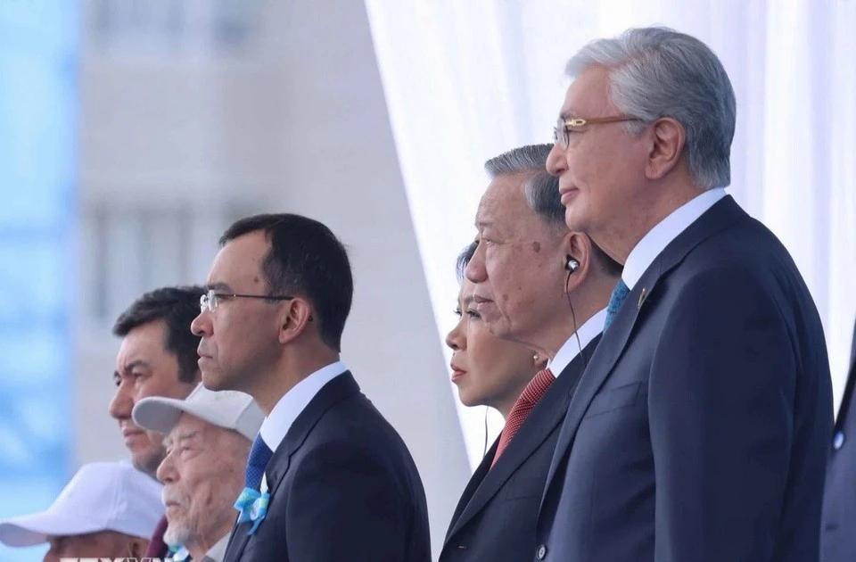 党中央总书记苏林出席在哈萨克斯坦举行的纪念反法西斯卫国战争胜利80周年阅兵式。（图：越通社）