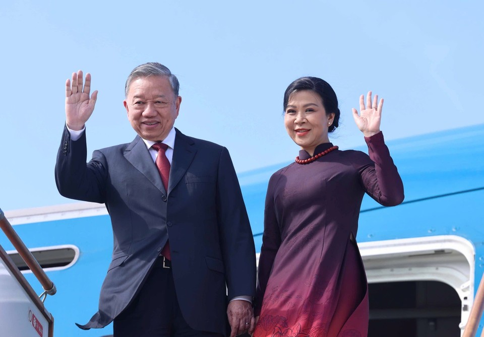 苏林总书记携夫人抵达首都巴库盖达尔·阿利耶夫国际机场。（图：越通社）