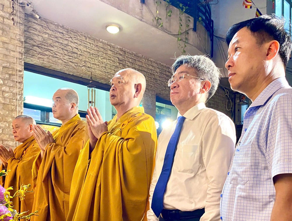 各位和尚、法师和第五郡领导一起恭贺佛诞。