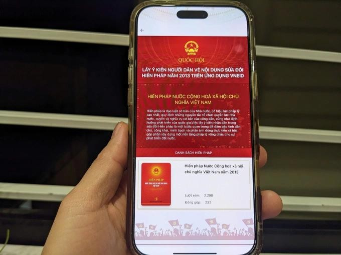 人们可通过VNeID应用程式对《宪法》修订草案发表意见。（图：武遵）