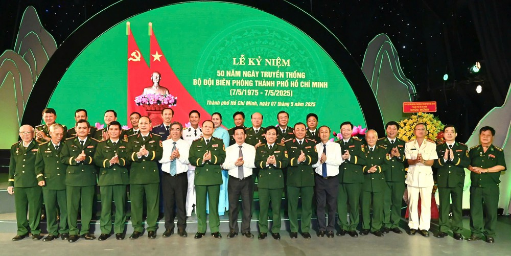 市领导同与会代表合影留念。（图：越勇）