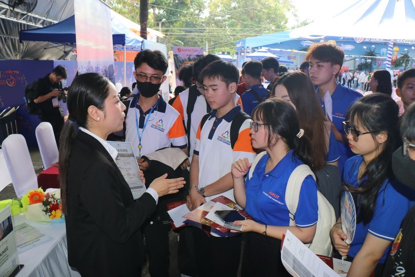 众多年轻求职者参加招聘会寻求就业机会。（图：秋银）