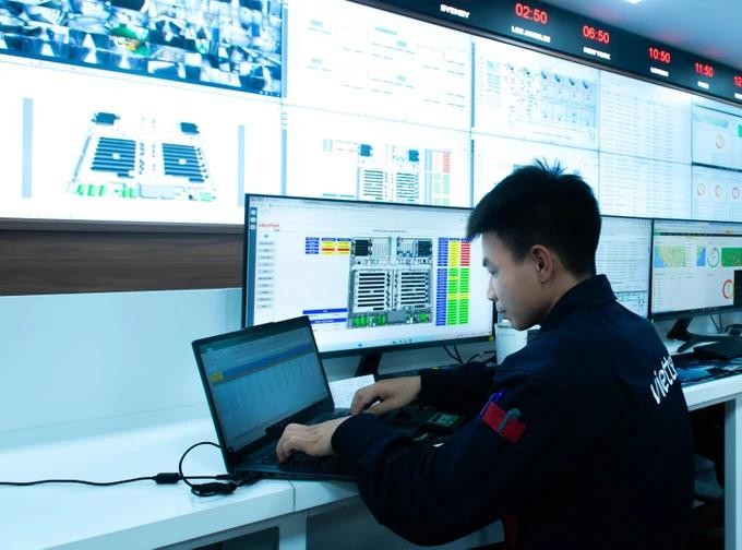 越南军队电信工业集团技师在数据中心工作。