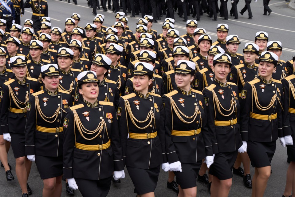 俄罗斯士兵参加在俄罗斯符拉迪沃斯托克举行纪念反法西斯战争胜利阅兵式。（图：越通社）