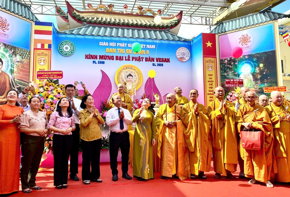 僧俗二众与领导共同放飞祈福气球。