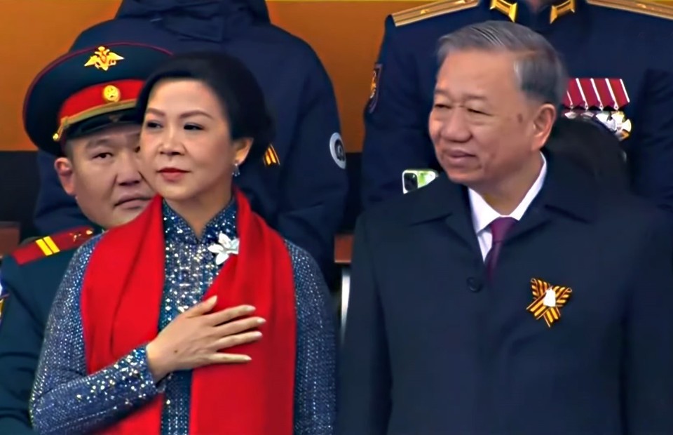 苏林总书记偕夫人出席纪念伟大卫国战争胜利80周年阅兵式。（图：越通社）