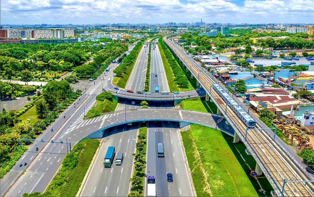 胡志明市的首条地铁。 柯成智达 摄