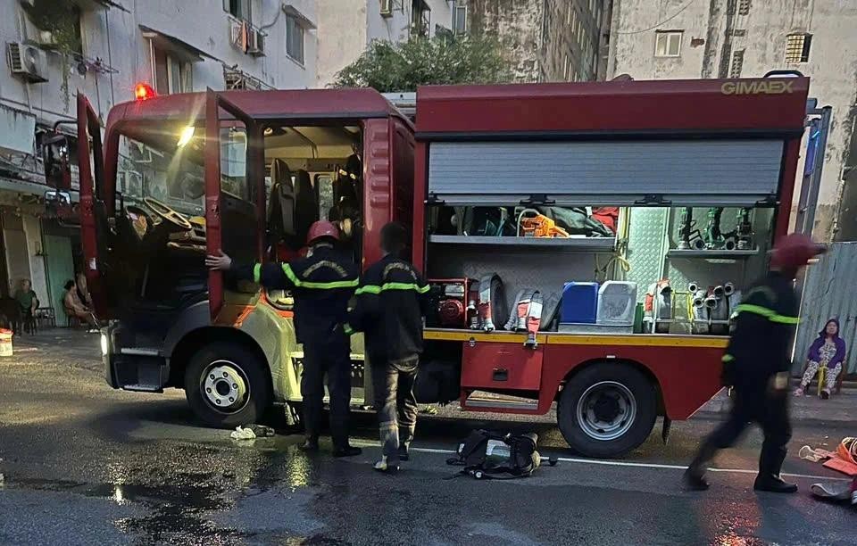 消防队闻讯后赶抵现场，迅速开展灭火和营救行动。（图：CTV）