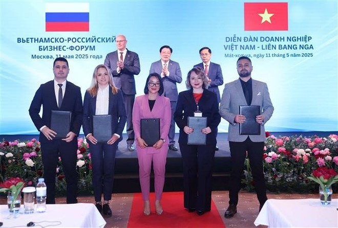 两国企业合作文件交换仪式。（图：越通社）