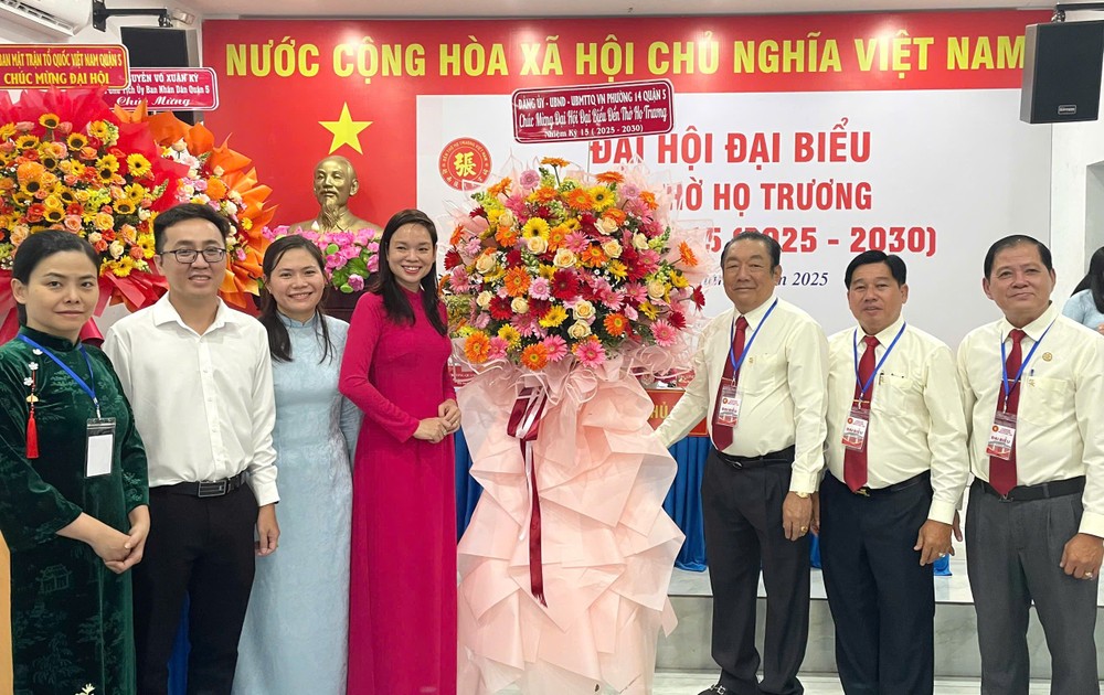 第五郡第十四坊领导祝贺张氏宗祠新届理事会。