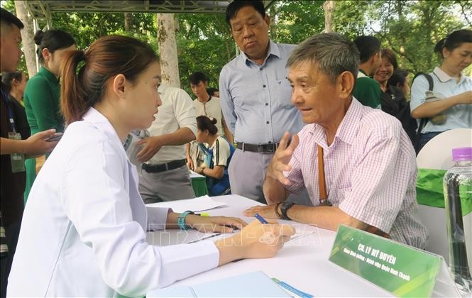 人们参加第四次“越南社群营养日”计划并接受营养和保健咨询。（图：越通社）