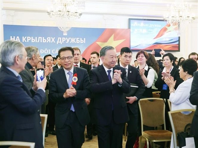 苏林总书记会见俄罗斯援越人士、知识分子和专家。（图：越通社）