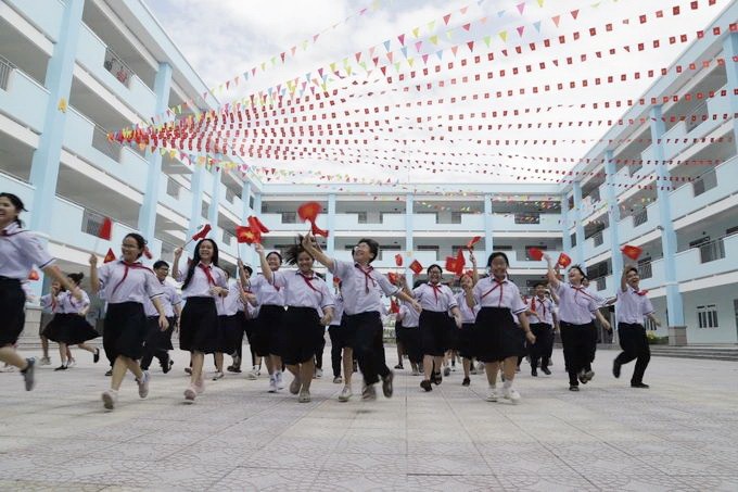 2025年4月下旬，新平郡莫挺之中学的学生们在该校落成典礼当天兴高采烈庆祝新校。